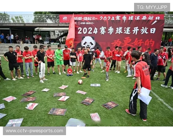 成都蓉城新帅阿洛伊西深夜空降，球迷机场热情迎接